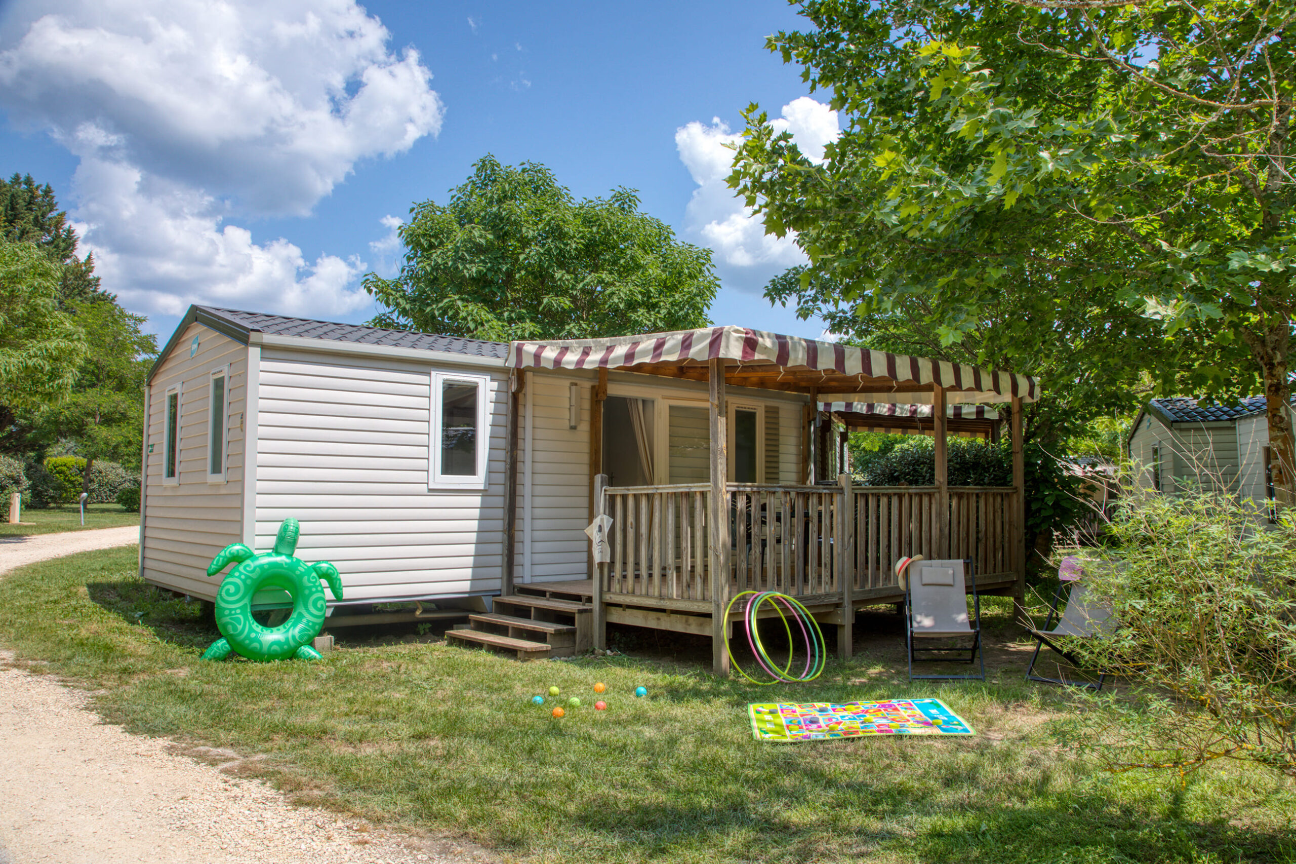 Mobil-home Confort 30m² (2 chambres) – terrasse couverte 13m² + TV + Clim